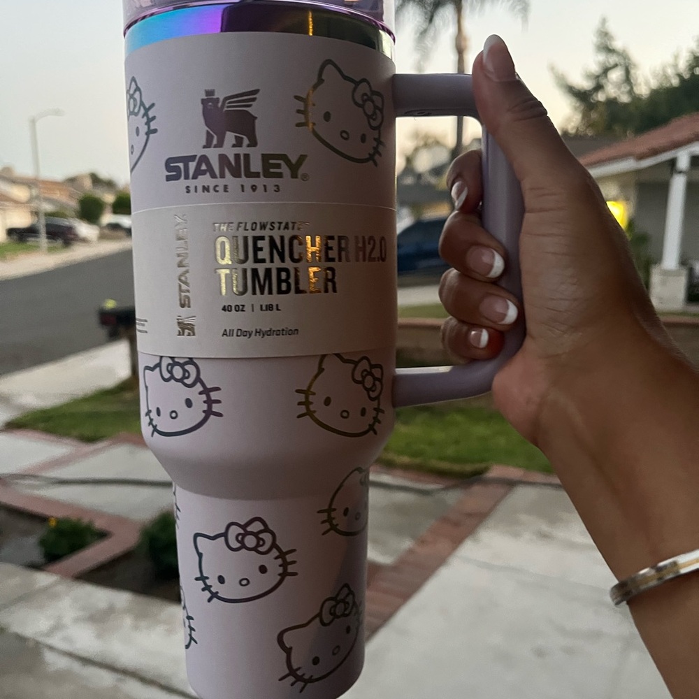 Stanley Lavender Hello Kitty Tumbler 40oz flowstate straw cap
Cup water bottle - Picture 2 of 3
